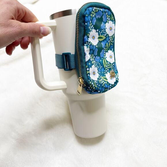 THE DARLING EFFECT Tumbler Blue Floral Zip Around Fanny Pack NEW - Picture 3 of 7
